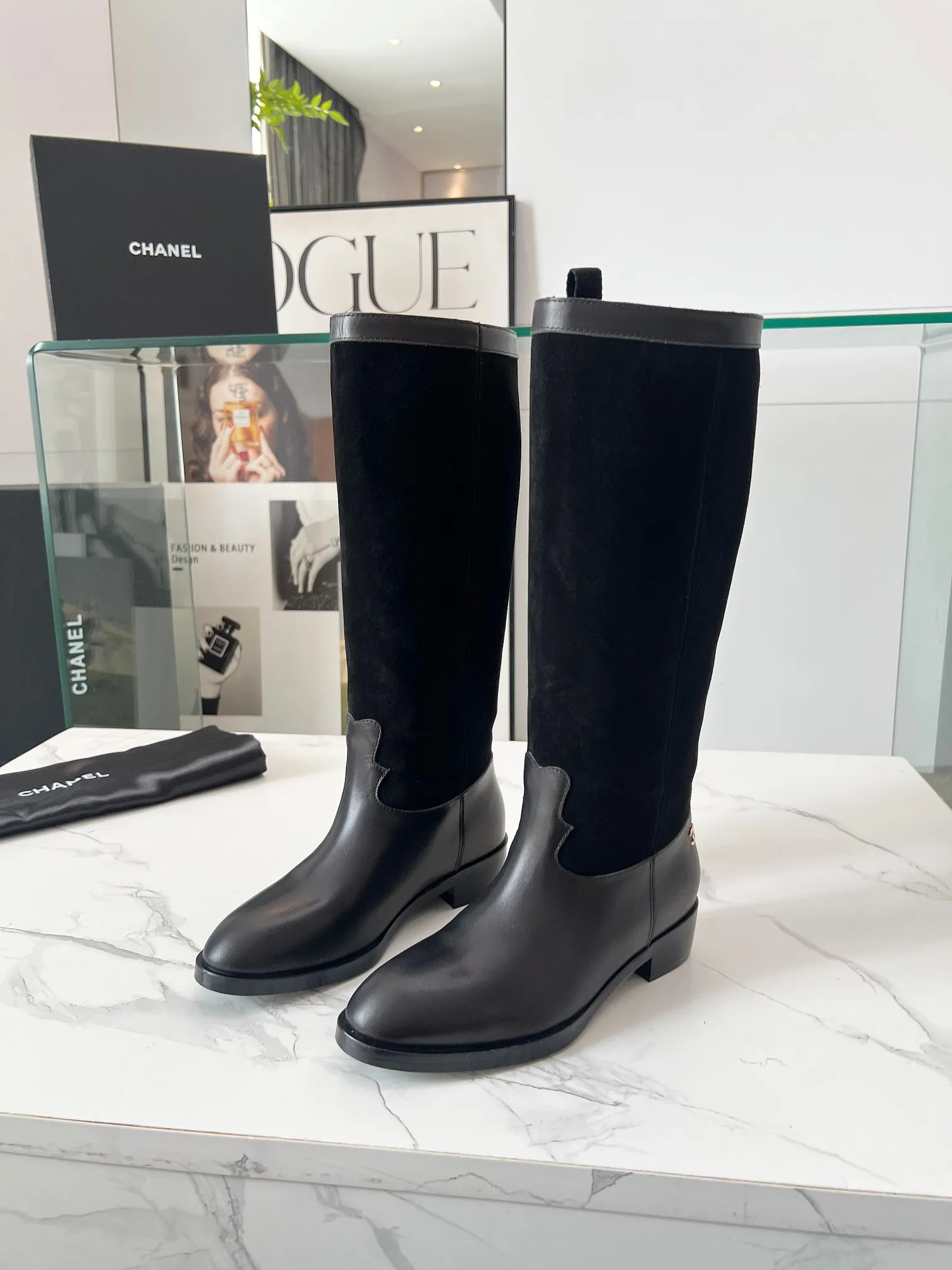 👟👟Ex-factory price 780👟👟 Top quality🔥Chanel Chanel 25 autumn and winter small fragrant suede color-blocked knight mid-high boots! Retro style boots Western cowboy boots! Unique western boot design with smooth curves and irregular edges like free lines in the wilderness! With a casual and free flavor. Let every step be uninhibited and refined! Whether it is paired with smart suit pants to create a cool urban style, or matched with an elegant dress to create a strong and soft aesthetic. Or pair it with jeans to create an authentic western style! The upper is made of first-layer cowhide stitched with suede. The lining is made of water-dyed cowhide. Code number: 35-40 (41 is custom-made and cannot be returned or exchanged). Comes with original bag.